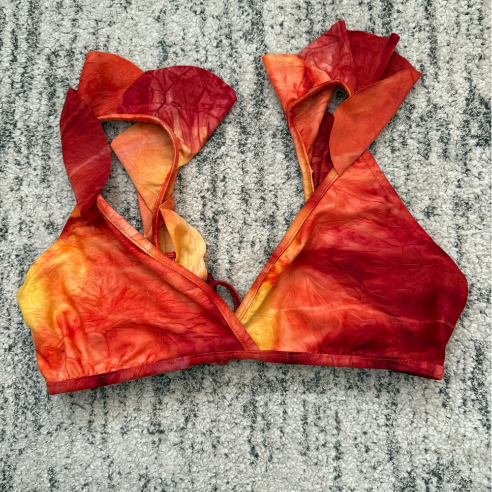 Lucky Brand Orange and red tie-dye ruffle bikini top #beachwear